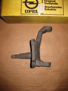 Achsschenkel links Opel GT 3 08 072 Achsschenkel links Opel GT 3 08 072